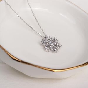 Elegant Snowflake Pendant Necklace Sparkling Cubic Zirconia Jewelry Party Gift